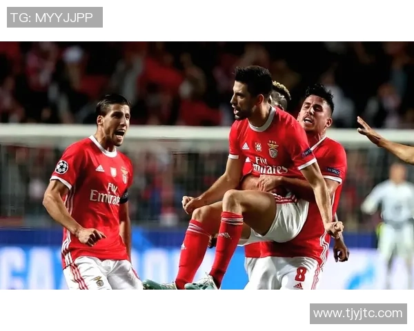 塞尔记者:阿韦洛亚是老佛爷的宠儿,他曾巴结穆帅扔掉队友